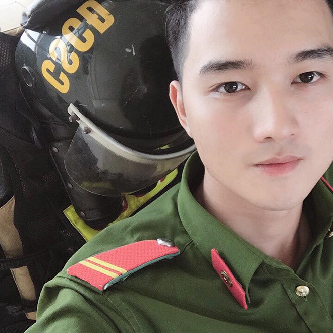 Chàng cảnh sát cơ động cao 1,8 m muốn kết nhiều bạn trên mạng xã hội