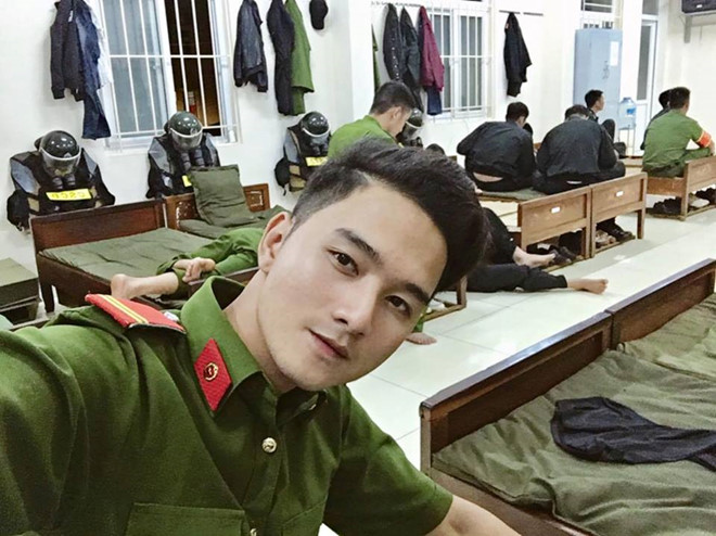 Chàng cảnh sát cơ động cao 1,8 m muốn kết nhiều bạn trên mạng xã hội