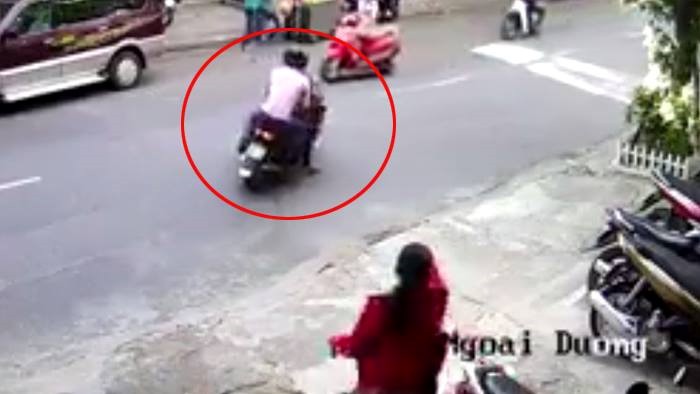 Cô gái đi xe máy bị 2 thanh niên đẩy ngã, cướp xe táo tợn ở Sài Gòn