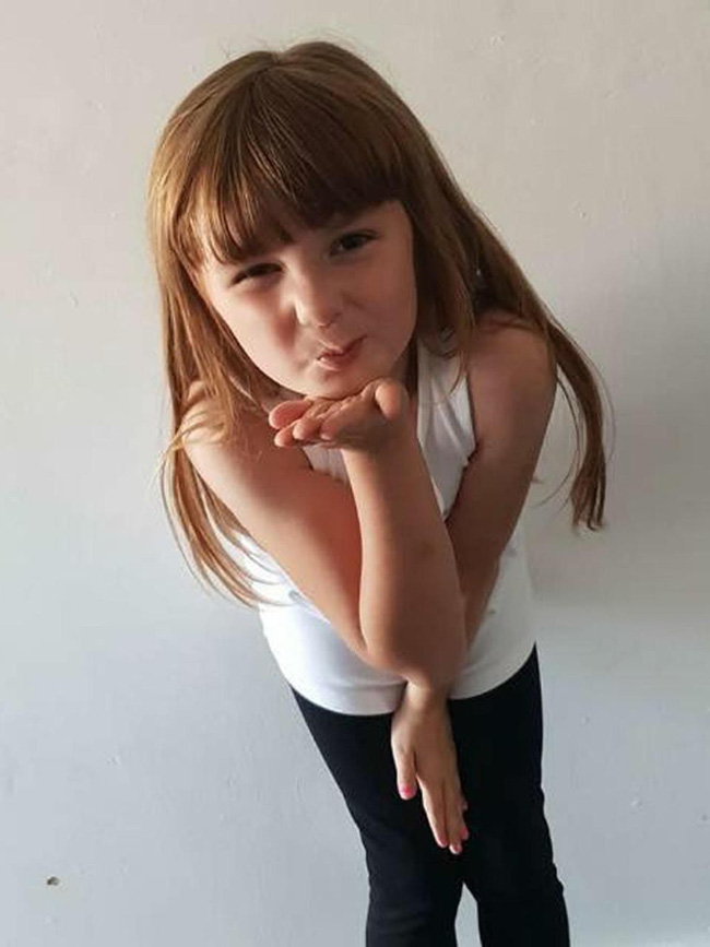 Đau thắt lòng với câu nói cuối cùng của bé gái 7 tuổi trước khi qua đời trong vòng tay của cha mình