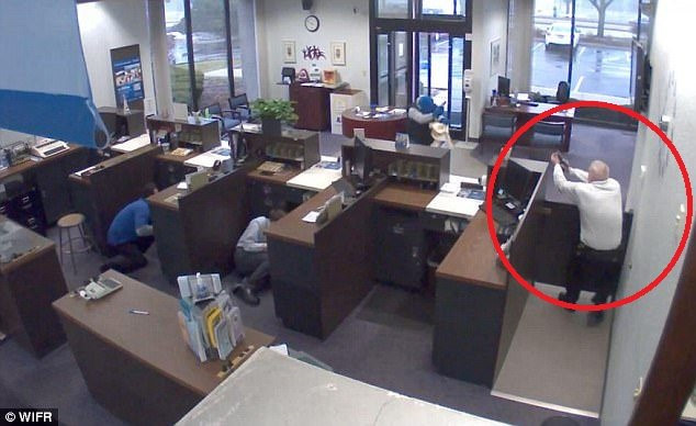 Ở nước ngoài, cướp ngân hàng táo tợn tới mức nào?