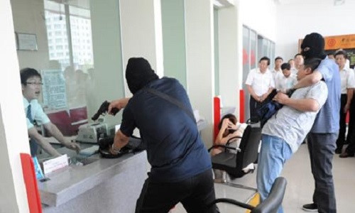 Ở nước ngoài, cướp ngân hàng táo tợn tới mức nào?