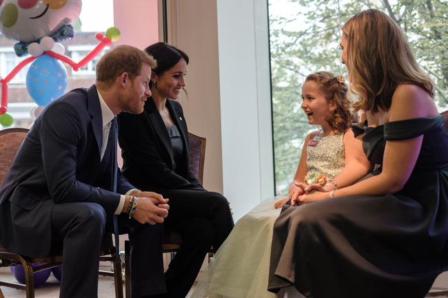 Hành động liên tục xoa lưng vợ của Hoàng tử Harry gây chú ý và đây là lý do đằng sau khiến người hâm mộ phát sốt