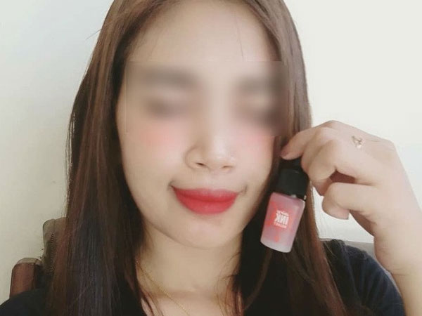 Dân mạng ném đá cô gái quỳ gối nài nỉ anh trai mưa mua 2 cây son bạc triệu làm quà sinh nhật mình, dù chưa nhận lời yêu