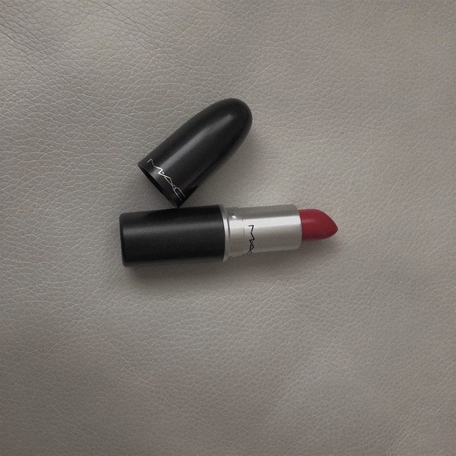 Dân mạng ném đá cô gái quỳ gối nài nỉ anh trai mưa mua 2 cây son bạc triệu làm quà sinh nhật mình, dù chưa nhận lời yêu