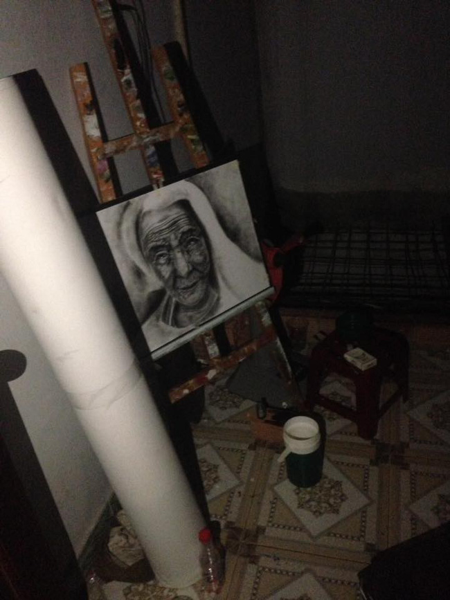 Đang run rẩy vì vừa đi xem phim kinh dị về, chàng trai trẻ suýt ngất khi thấy cảnh tượng này trong phòng ngủ