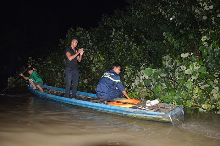 Chơi đùa cùng các chị em, bé gái 3 tuổi rơi xuống mé sông mất tích