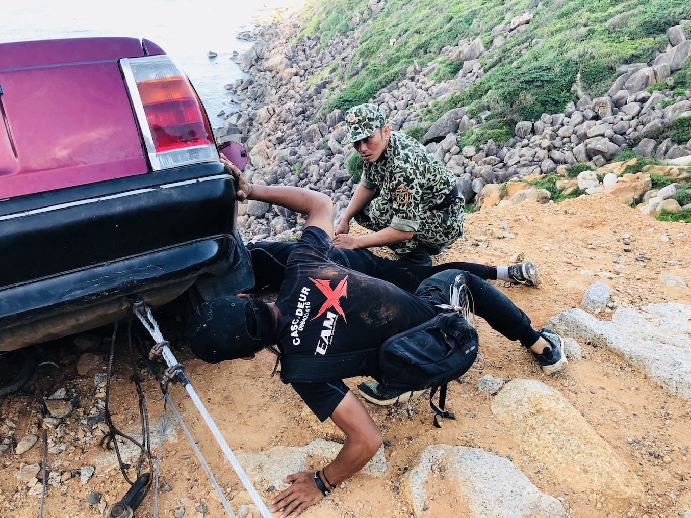 Phim Hậu duệ mặt trời Việt Nam: Khả Ngân bị bong gân khi lao xuống vực