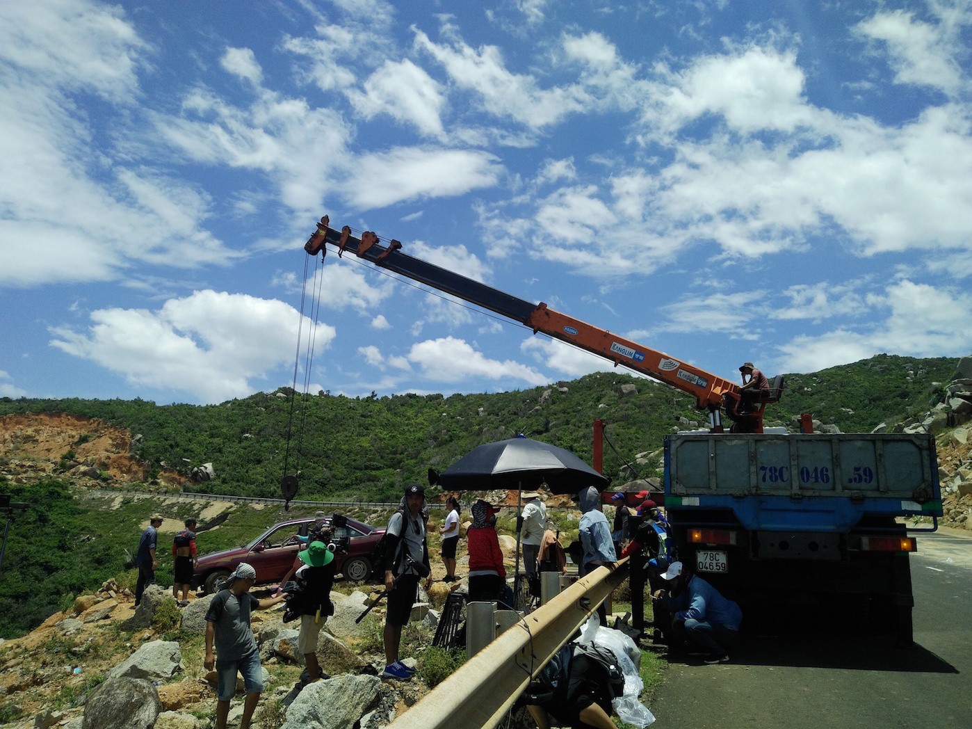 Phim Hậu duệ mặt trời Việt Nam: Khả Ngân bị bong gân khi lao xuống vực