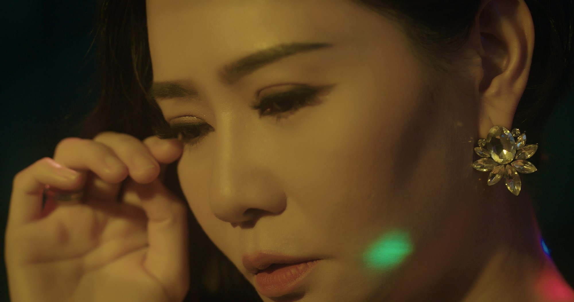 Thu Minh khóc nức nở kể lại chuyện tình đẫm nước mắt trong MV mới