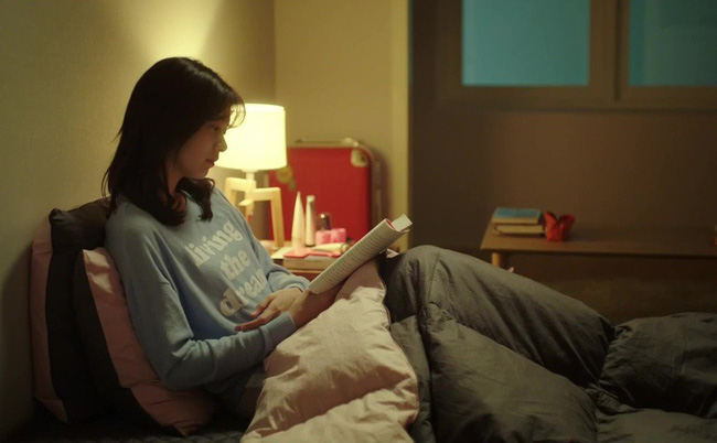 Lục được tờ giấy đóng tiền học trong túi áo, vợ phát hiện ra bí mật động trời của ông chồng hoàn hảo