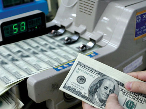 Tỷ giá trung tâm bật tăng, giá USD tại các ngân hàng bất động