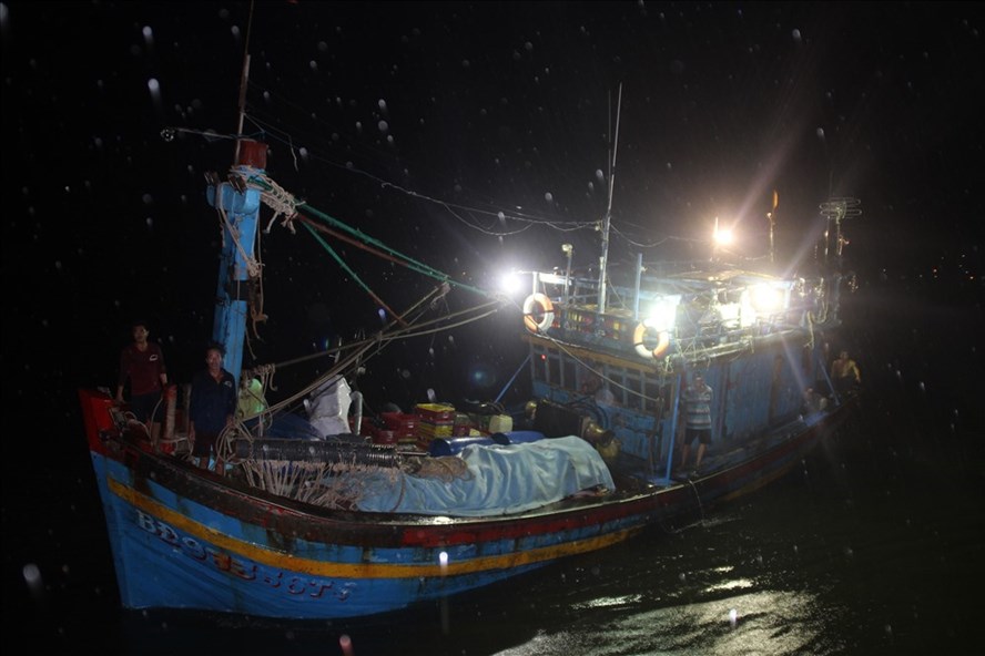 Bị sóng nhấn chìm, 10 ngư dân phải dùng can nhựa bám trụ 1 giờ trên biển