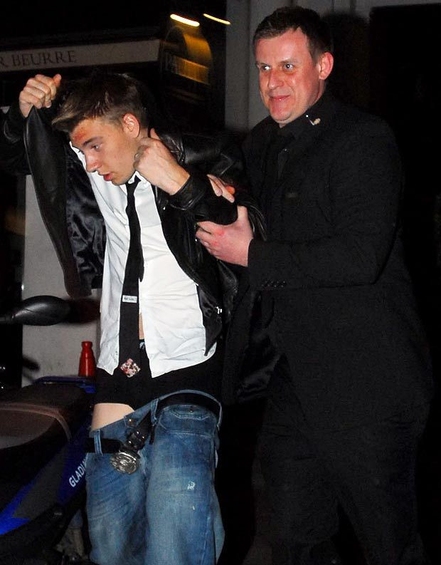 Bendtner khiến tài xế taxi nhập viện khẩn cấp