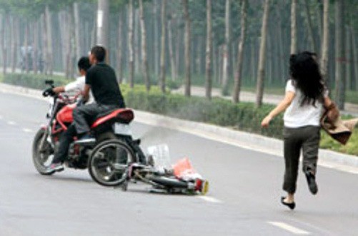 Đôi nam nữ bị nhóm đối tượng đạp ngã xe cướp táo tợn ở Sài Gòn