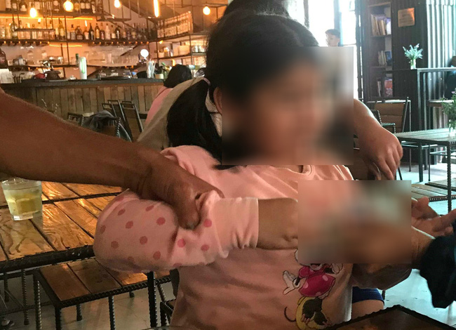 Người mẹ đau đớn làm đơn tố cáo gã hàng xóm hiếp dâm con gái 5 tuổi: Lúc hỏi, con bé khờ khạo nói bị ông ấy làm đau