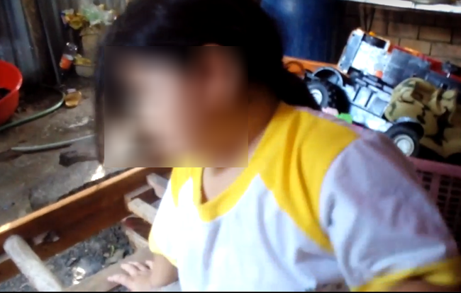 Người mẹ đau đớn làm đơn tố cáo gã hàng xóm hiếp dâm con gái 5 tuổi: Lúc hỏi, con bé khờ khạo nói bị ông ấy làm đau