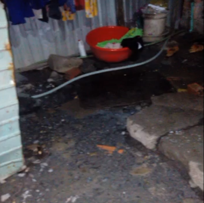 Người mẹ đau đớn làm đơn tố cáo gã hàng xóm hiếp dâm con gái 5 tuổi: Lúc hỏi, con bé khờ khạo nói bị ông ấy làm đau