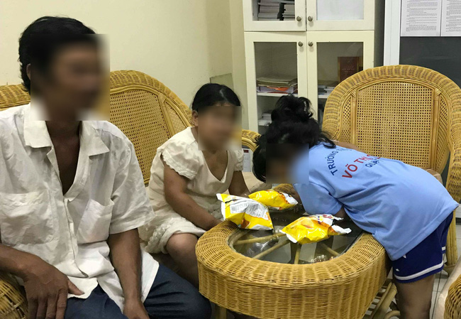 Người mẹ đau đớn làm đơn tố cáo gã hàng xóm hiếp dâm con gái 5 tuổi: Lúc hỏi, con bé khờ khạo nói bị ông ấy làm đau