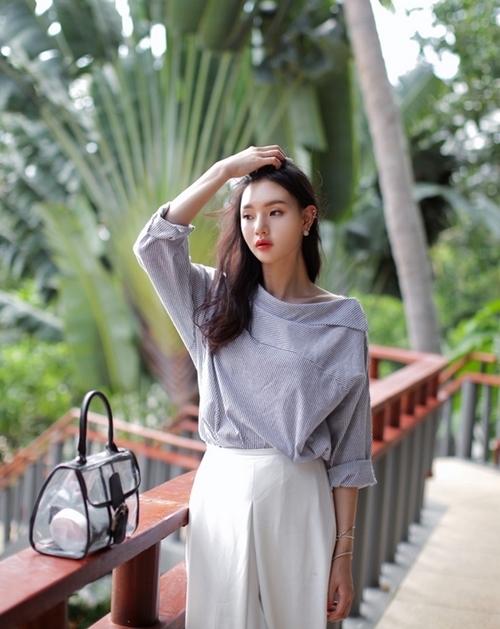 Muôn kiểu biến hóa sành điệu với áo sơ mi trắng cho ngày đầu tuần rạng rỡ