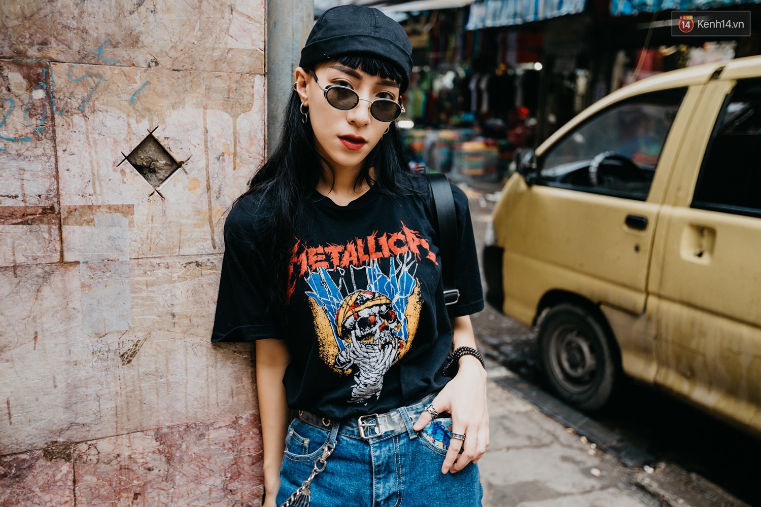 Street style 2 miền: trời sang thu, các bạn trẻ vẫn mê mệt crop top và quần cạp cao hot hit của mùa hè