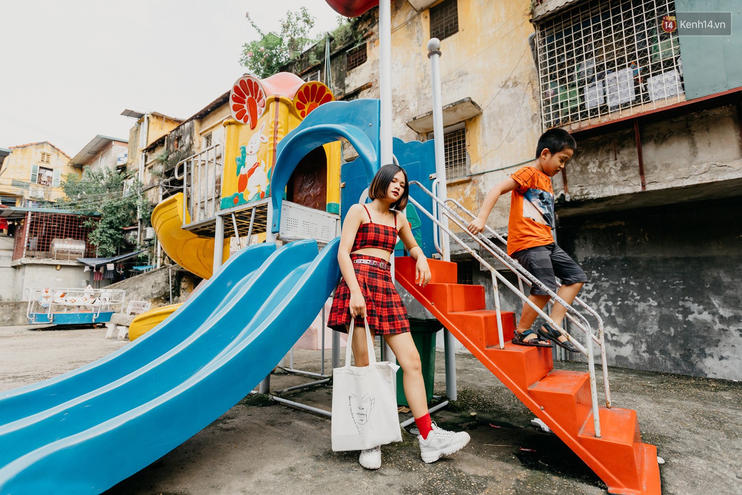 Street style 2 miền: trời sang thu, các bạn trẻ vẫn mê mệt crop top và quần cạp cao hot hit của mùa hè