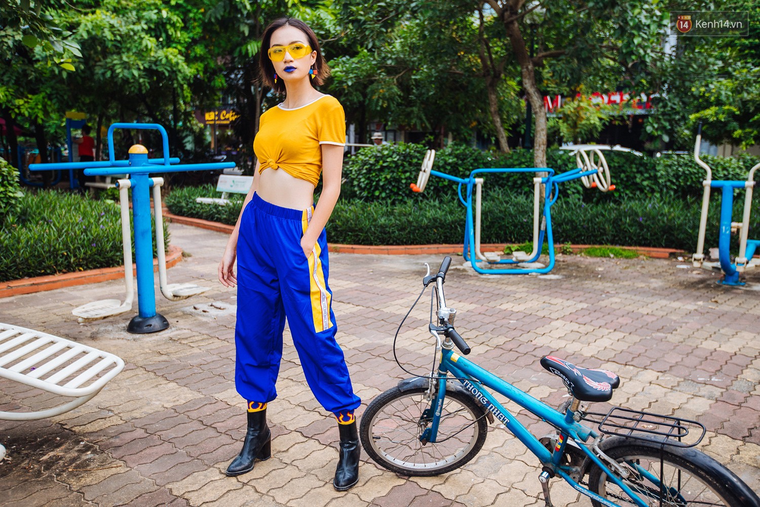 Street style 2 miền: trời sang thu, các bạn trẻ vẫn mê mệt crop top và quần cạp cao hot hit của mùa hè