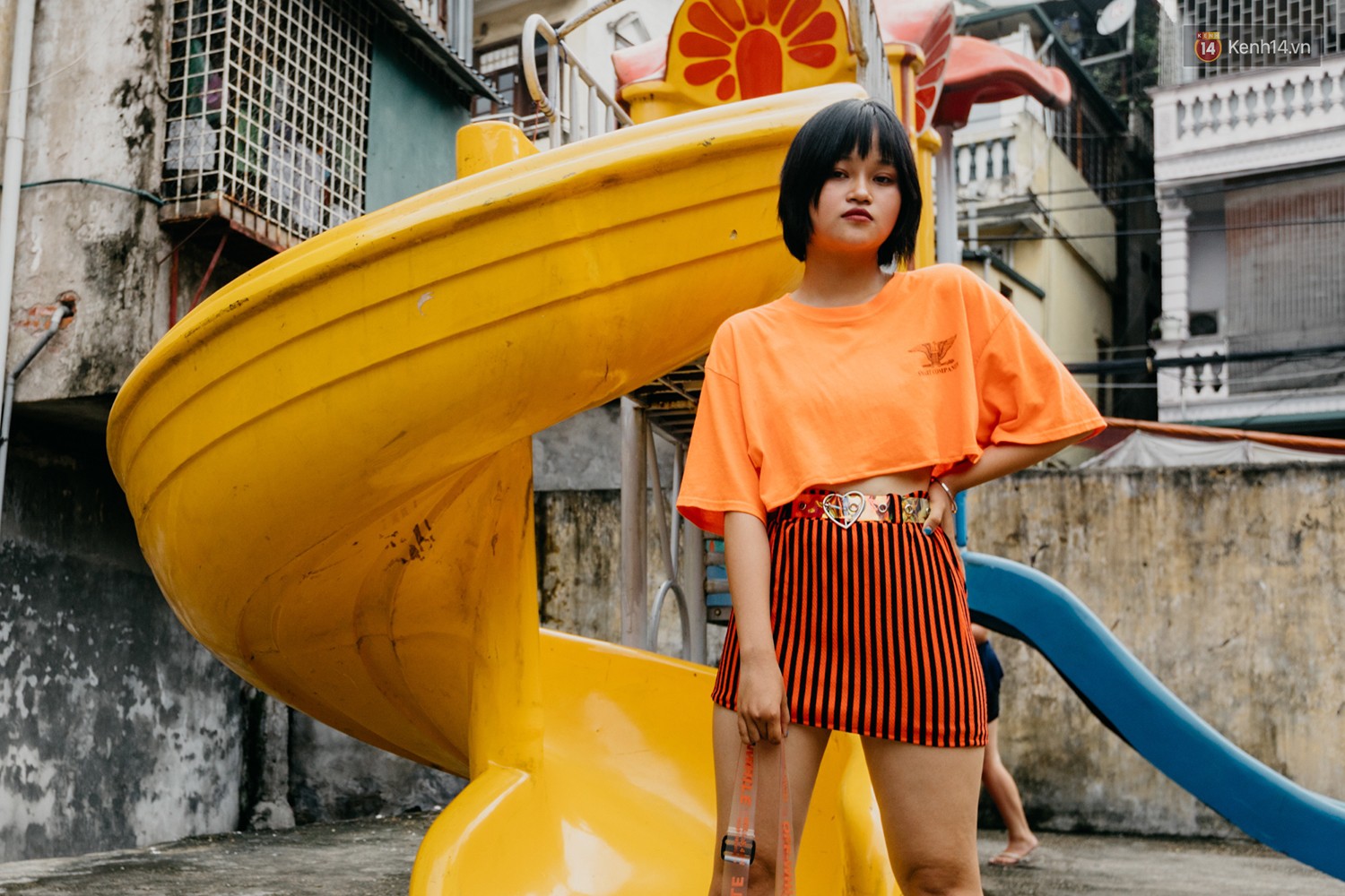 Street style 2 miền: trời sang thu, các bạn trẻ vẫn mê mệt crop top và quần cạp cao hot hit của mùa hè