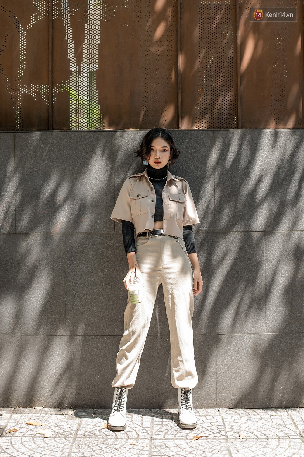 Street style 2 miền: trời sang thu, các bạn trẻ vẫn mê mệt crop top và quần cạp cao hot hit của mùa hè