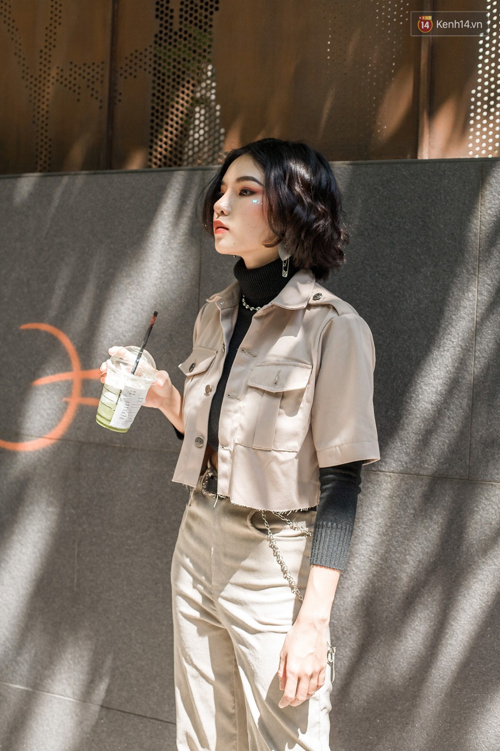 Street style 2 miền: trời sang thu, các bạn trẻ vẫn mê mệt crop top và quần cạp cao hot hit của mùa hè