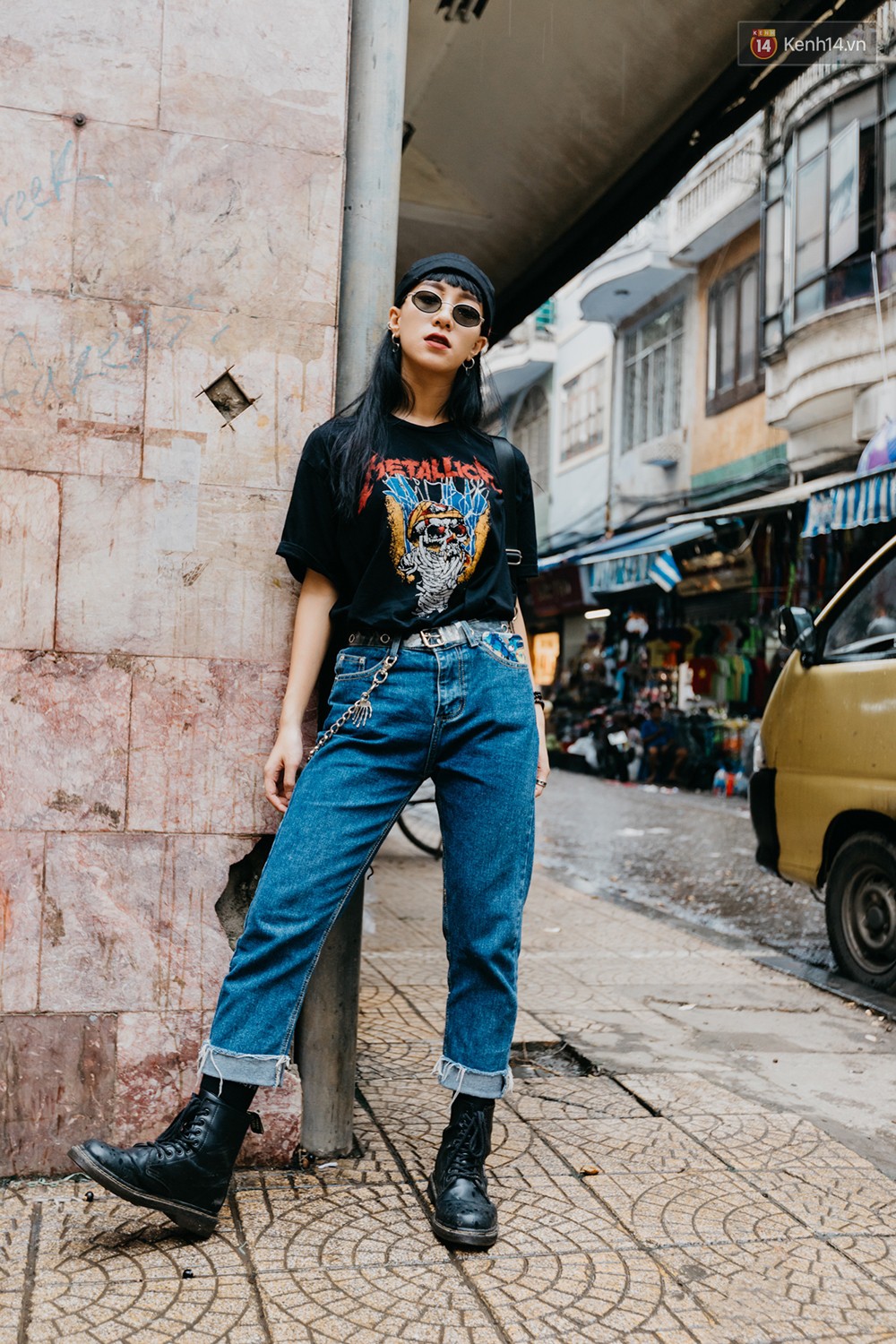 Street style 2 miền: trời sang thu, các bạn trẻ vẫn mê mệt crop top và quần cạp cao hot hit của mùa hè