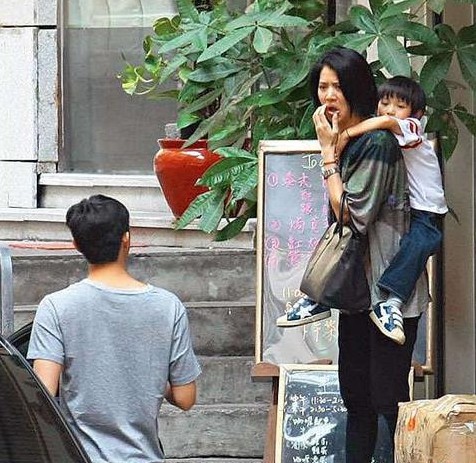 Cuộc sống của Hoa hậu Hong Kong bị Thành Long chèn ép: Ở nhà thuê, mua sắm hàng hiệu điên cuồng