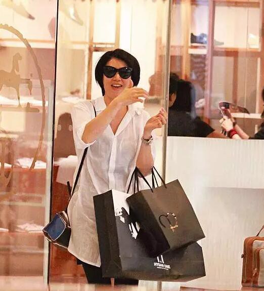 Cuộc sống của Hoa hậu Hong Kong bị Thành Long chèn ép: Ở nhà thuê, mua sắm hàng hiệu điên cuồng