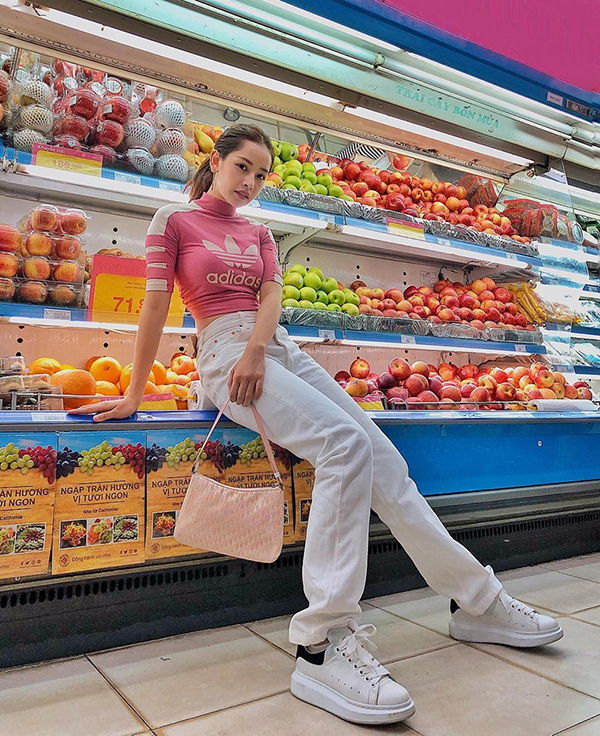 Trời vào thu nhưng sao Việt vẫn mê mẩn áo hở eo