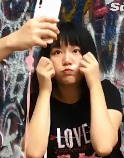 Cô gái gây cười khi dùng bạn trai làm công cụ chụp ảnh