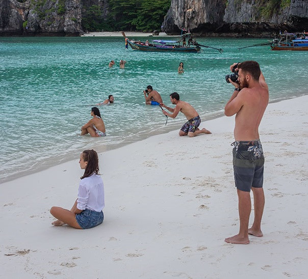 Cô gái gây cười khi dùng bạn trai làm công cụ chụp ảnh