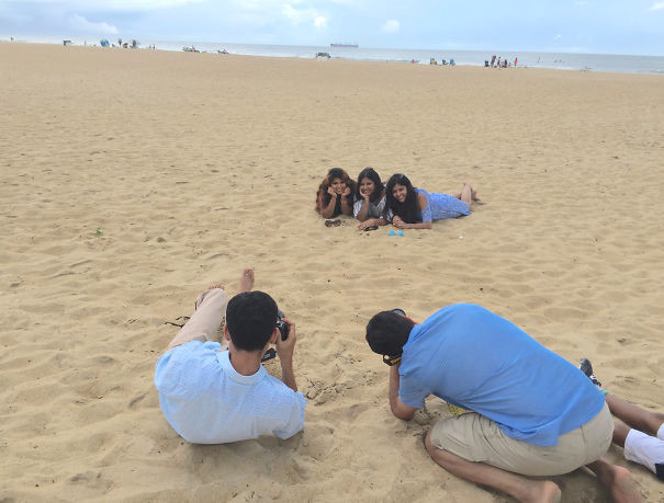 Cô gái gây cười khi dùng bạn trai làm công cụ chụp ảnh