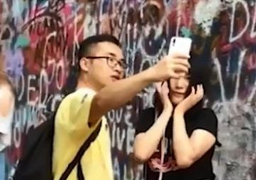 Cô gái gây cười khi dùng bạn trai làm công cụ chụp ảnh