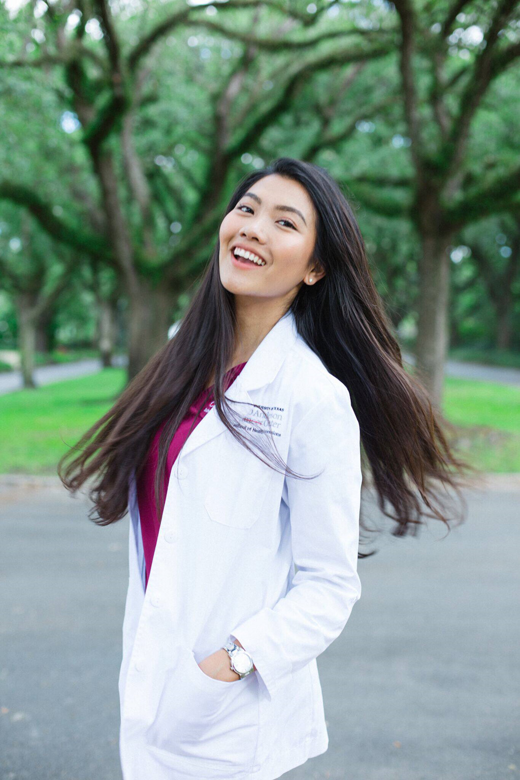 Hoa khôi Du học sinh Việt: Con gái học Y không chỉ hy sinh thanh xuân