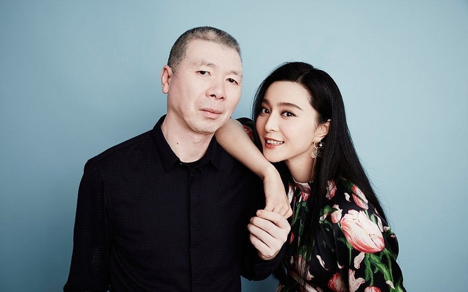 Đạo diễn Phùng Tiểu Cương tức giận vì tin đồn bị bắt do trốn thuế, sử dụng hợp đồng âm dương