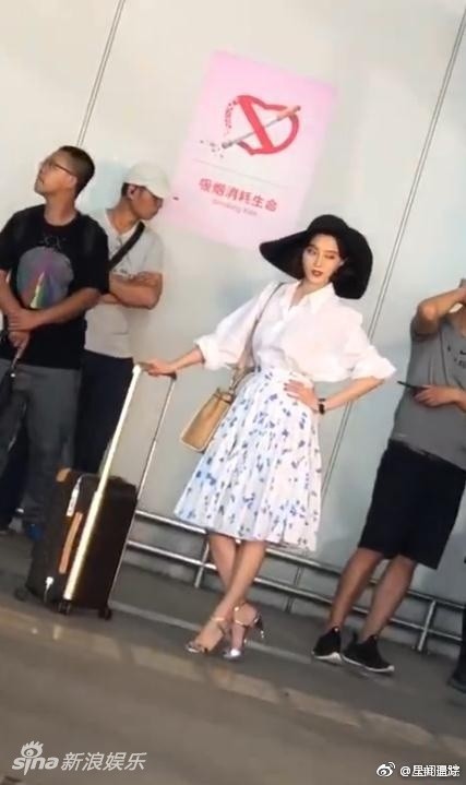 Đạo diễn Phùng Tiểu Cương tức giận vì tin đồn bị bắt do trốn thuế, sử dụng hợp đồng âm dương