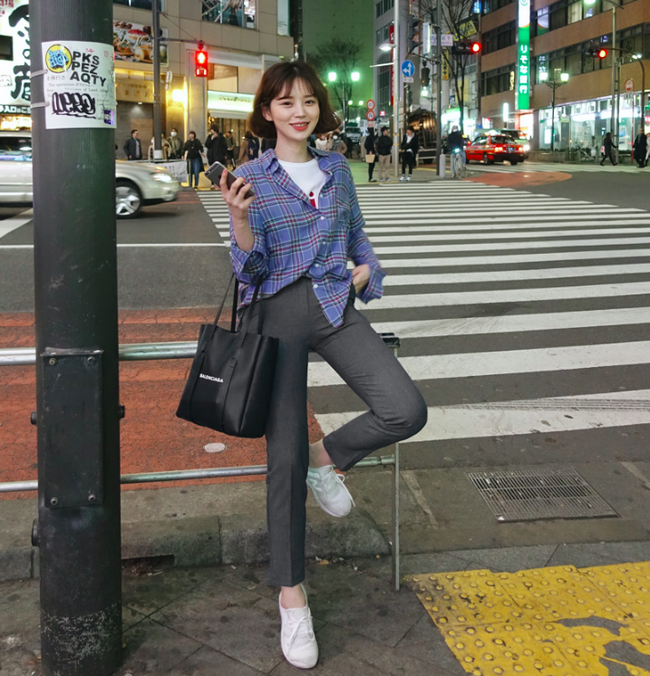 Sang thu, chưa cần diện áo khoác thì học ngay cách biến tấu sơmi thành 3 kiểu cực hay ho này