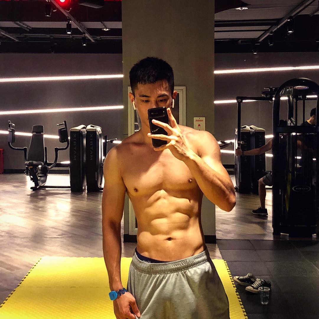 HLV hot nhất MXH Trung Quốc: Điển trai, cao 1m86, thân hình khiến các cô gái xịt máu mũi