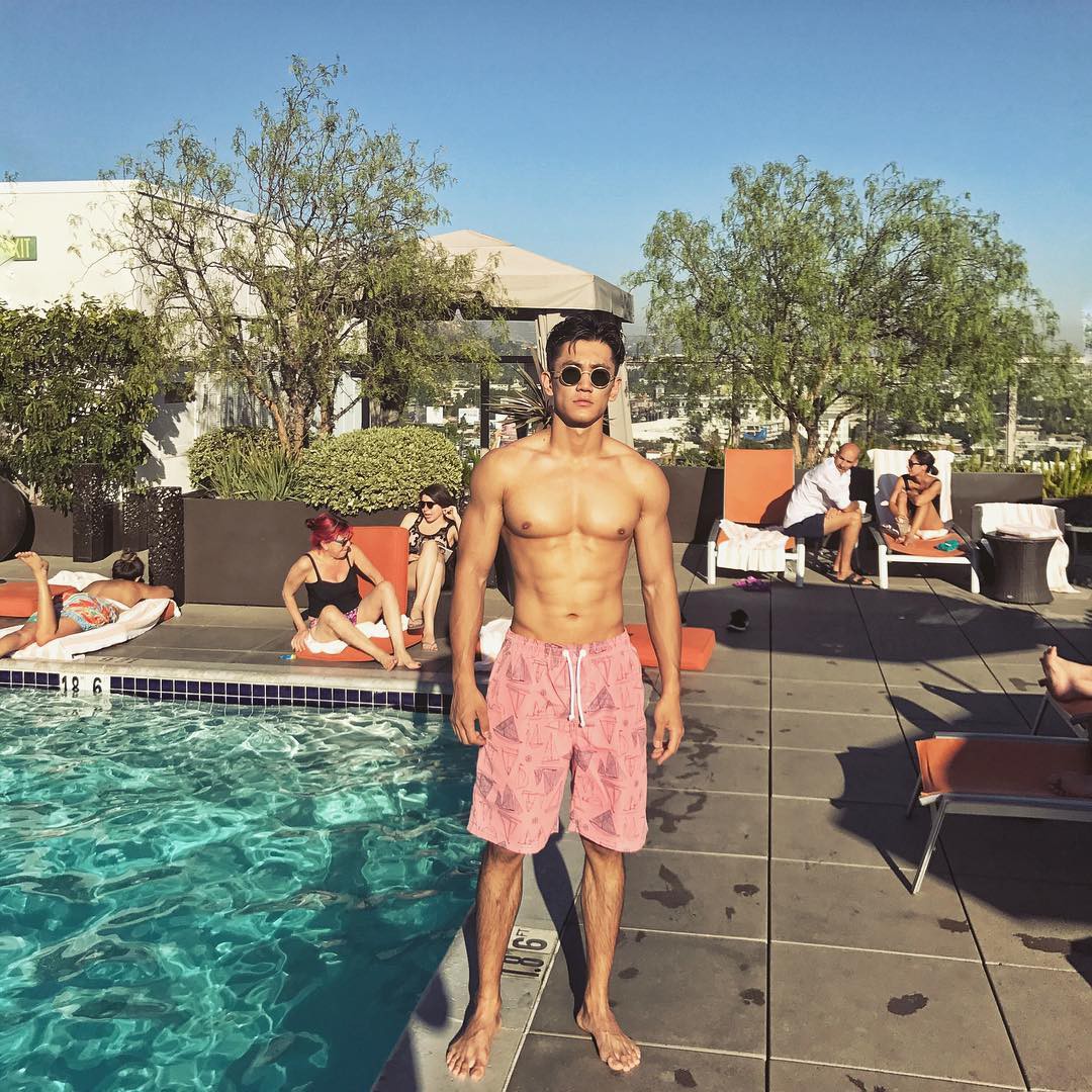 HLV hot nhất MXH Trung Quốc: Điển trai, cao 1m86, thân hình khiến các cô gái xịt máu mũi