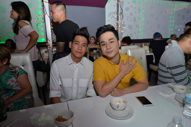 Phùng Ngọc Huy bất ngờ xuất hiện trong đêm nhạc ủng hộ Mai Phương tại Mỹ