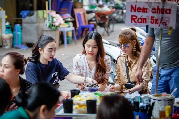 Quế Vân đưa Nam Em đi chơi ở Hà Nội và tiết lộ: Có vẻ như em ấy không được vui với cuộc sống hiện tại