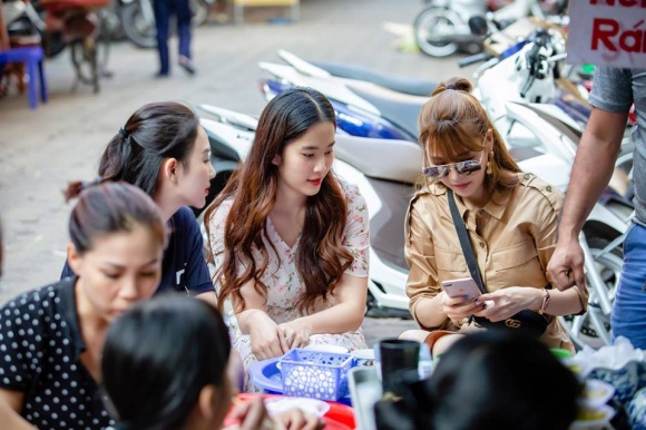 Quế Vân đưa Nam Em đi chơi ở Hà Nội và tiết lộ: Có vẻ như em ấy không được vui với cuộc sống hiện tại