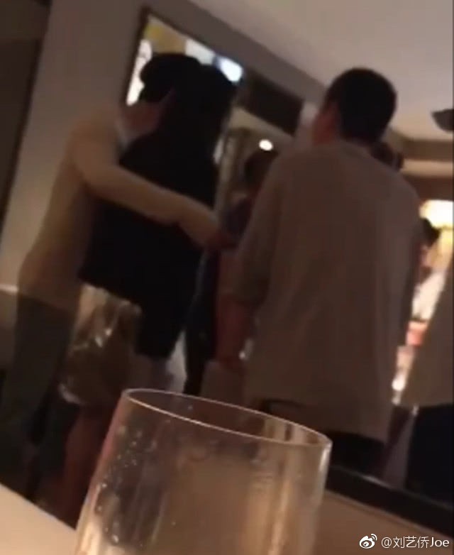 Rộ clip Tỉnh Bách Nhiên ôm đàn chị Lý Băng Băng, dấy lên nghi vấn hẹn hò hậu chia tay Nghê Ni