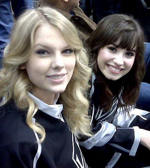 Tình bạn mỏng manh của sao nữ chốn Hollywood: Hôm trước vừa chị chị em em, hôm sau lại đâm nhau mấy phát