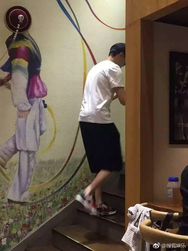 Triệu Lệ Dĩnh lùm lùm bụng bầu, tiếp tục bị bắt gặp xuất hiện bên Đường Tăng Phùng Thiệu Phong?